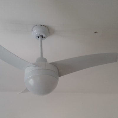 מאוורר תקרה לבן מותקן על תקרה