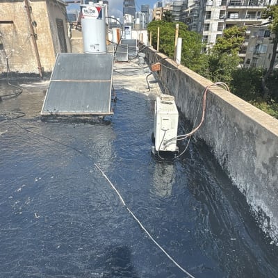 גג עם איטום זפת ומתקנים סולאריים