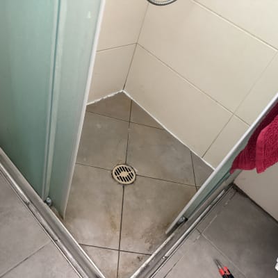 מקלחת עם רצפת אריחים וכלי עבודה