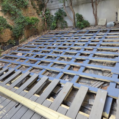 תשתית עץ לבניית דק בגינה עם צמחייה מסביב