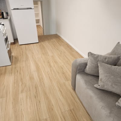 רצפה נקייה במטבח עם מקרר וספה