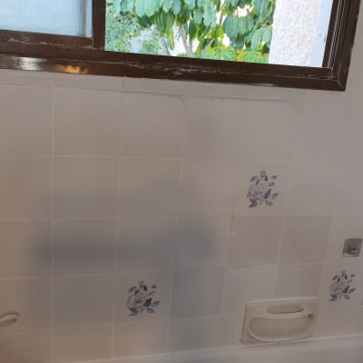 חדר אמבטיה עם אריחים ודוגמת פרחים