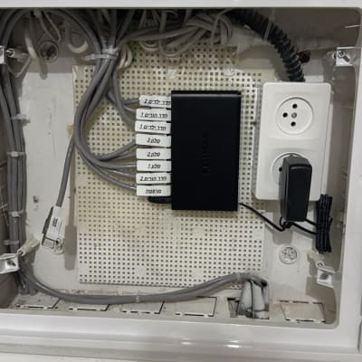 ארון תקשורת עם כבלים וציוד רשת