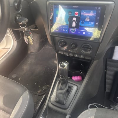 מערכת מולטימדיה חדשה מותקנת ופועלת בדאשבורד הרכב