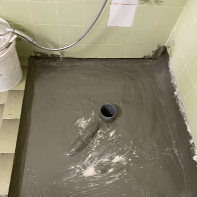 רצפת מקלחת עם צינור וניקוז