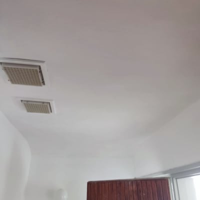 תקרה צבועה בלבן עם פתחי אוורור