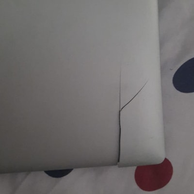 מחשב נייד עם סדק בפינה הימנית העליונה