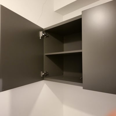 ארון אפור פתוח עם מדפים ודלתות