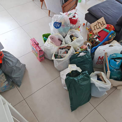 שקיות מלאות צעצועים ופריטים שונים על הרצפה