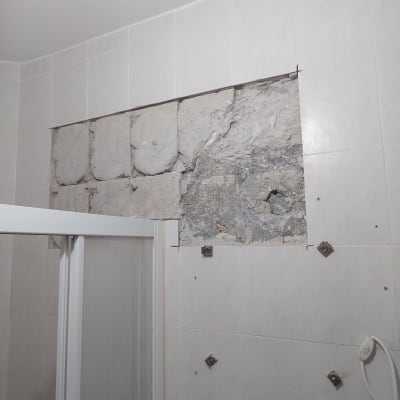 תיקון קיר בחדר אמבטיה עם אריחים חסרים
