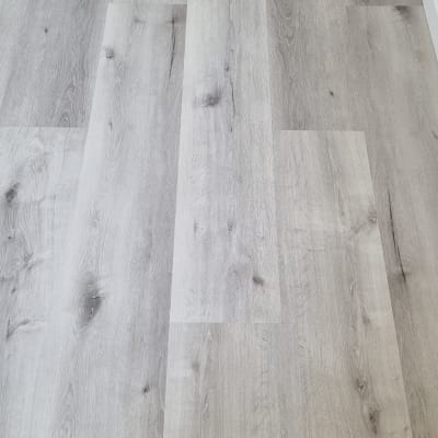 רצפת פרקט עץ בגוון אפור בהיר