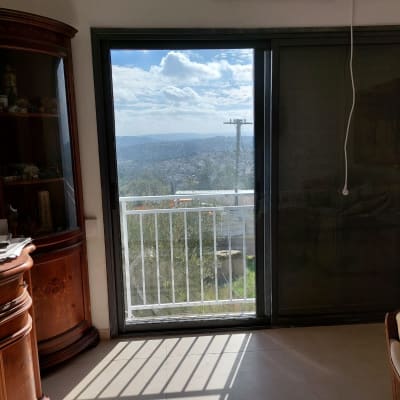 נוף מבעד לחלון עם מסגרת מתכתית.