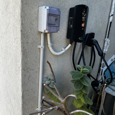 תמונה של תיבת חשמל ומטען על קיר חיצוני