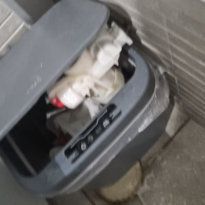 פח אשפה פתוח עם פסולת בתוכו