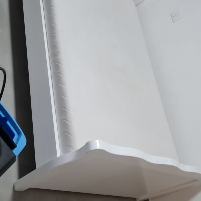 מיטה לבנה עם ראש מיטה מרופד