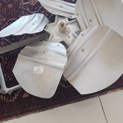 להבי מתכת של מאוורר מזגן על שטיח