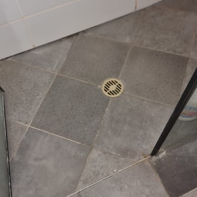 רצפת מקלחת עם ניקוז עגול