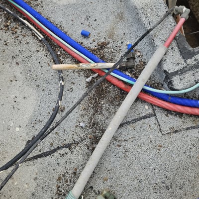 צינורות צבעוניים על גג עם חיבורים