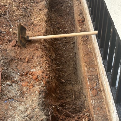 תעלה חפורה עם כלי חפירה מונח על הקרקע