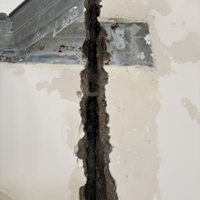 קיר עם חור לתיקון צנרת מים