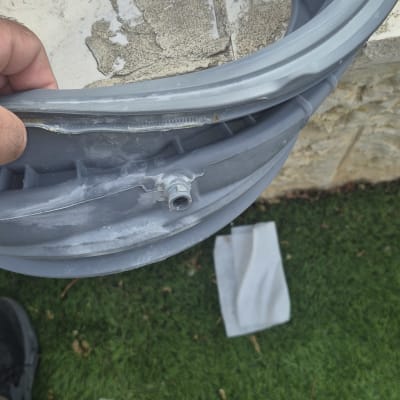 חלק פלסטיק עם חיבור מתכת על דשא ירוק