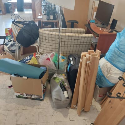חפצים וארגזים מוכנים להובלה בחדר מגורים