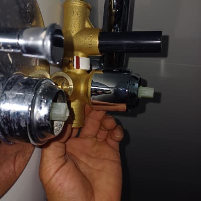 יד מחזיקה ברז זהב עם חלקים מתכתיים