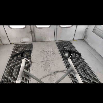 חלקי רכב בתא צבע בתהליך עבודה