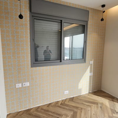 טפט עם דוגמה גיאומטרית על קיר ליד חלון