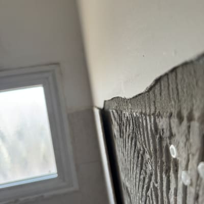 קיר עם טיח מוכן להדבקת אריחים