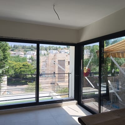 חלונות אלומיניום גדולים עם מסגרת שחורה