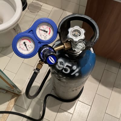 בלון גז עם מד לחץ בחדר אמבטיה