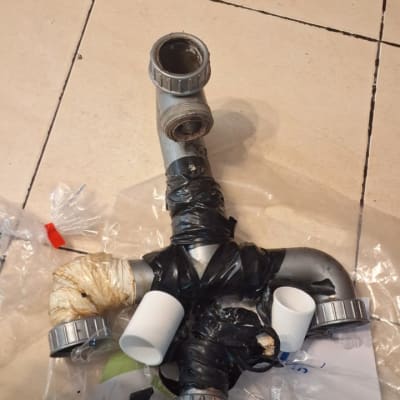 צינור אינסטלציה עם חיבורים ותיקונים בעזרת סרט דביק