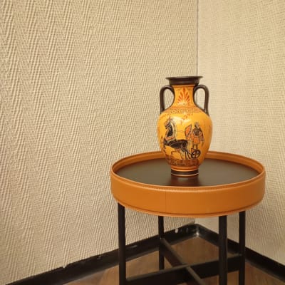 כד על שולחן