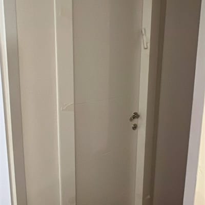 דלת לבנה עם ידית כסופה בחדר פנימי