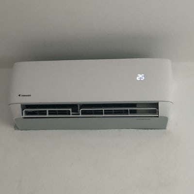 מזגן מותקן על קיר עם תצוגת טמפרטורה