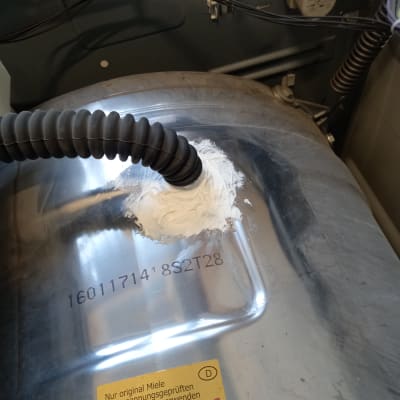 צינור גמיש מחובר למכשיר עם חוטי חשמל