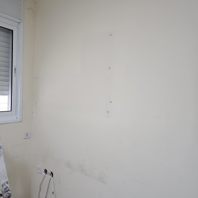 קיר עם סימני צבע ולכלוך, סולם צבוע בצבע