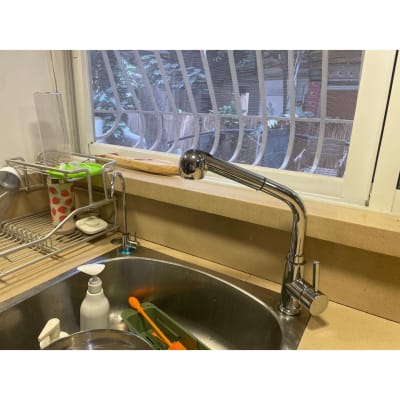 ברז מטבח עם כיור וכלים, מתאים לאינסטלציה