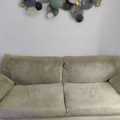 ספה עם כתמים על הריפוד