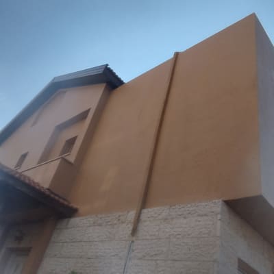 קיר חיצוני של בית עם גג רעפים