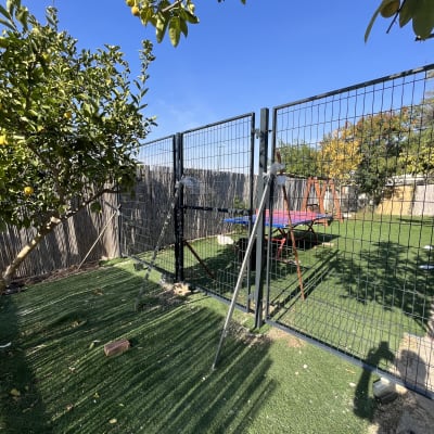 גדר מתכת עם מסגרת תומכת בחצר
