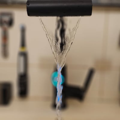 ברז מים זורם עם כלים מסביב