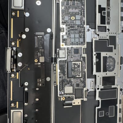 לוח אם של מחשב נייד עם רכיבים אלקטרוניים