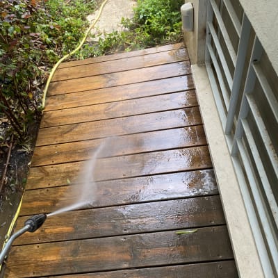 ניקוי דק עץ עם מכונת שטיפה בלחץ מים