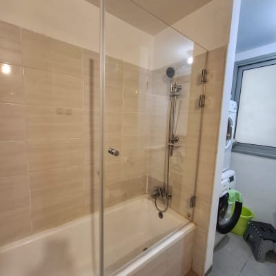 אמבטיה עם דלת זכוכית ומקלחת יד