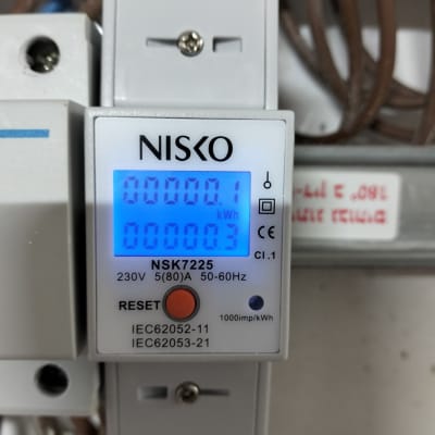 מונה חשמל דיגיטלי עם תצוגה כחולה