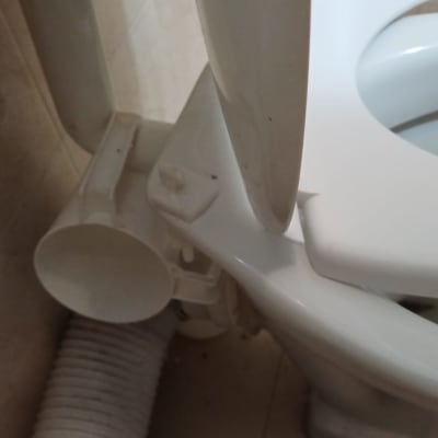 אסלה עם חיבור צינור פלסטיק