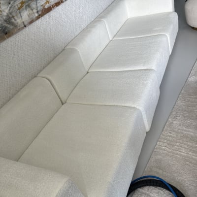 ספה לבנה עם צינור ניקוי כחול ושחור