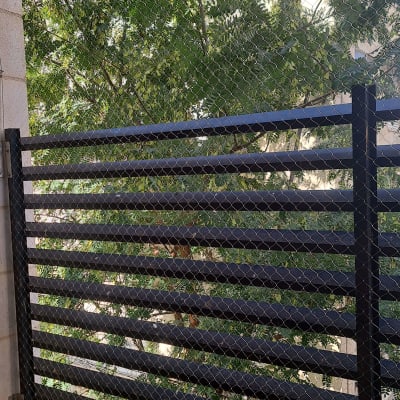 רשת הגנה על מרפסת למניעת כניסת יונים